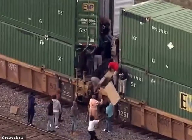 El viernes, los ladrones asaltaron el tren de Union Pacific y robaron varias cajas de artículos antes de que llegaran los agentes.