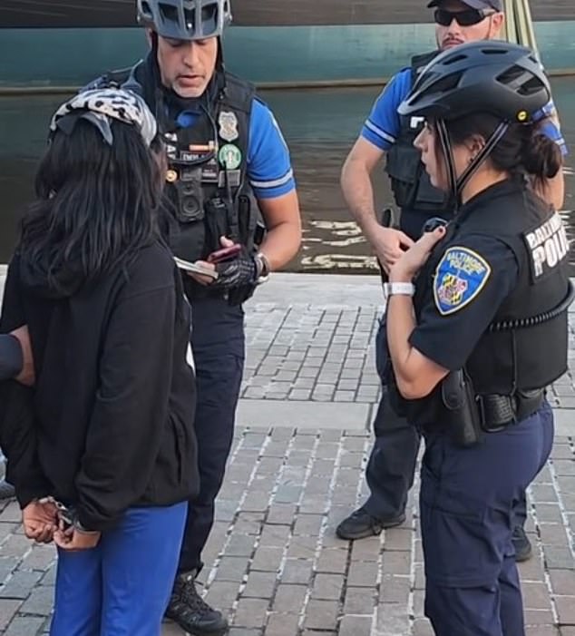 Indignación por el vídeo de una niña negra de 13 años esposada por la policía... pero el informe policial cuenta una historia muy diferente
