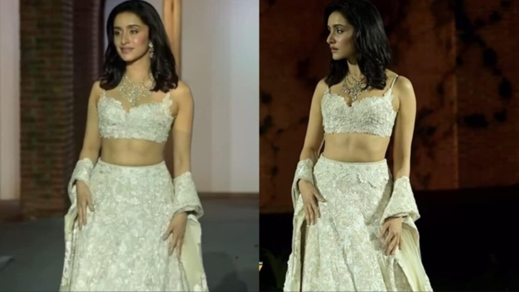 Internet siente que Shraddha Kapoor no podía caminar con una 'lehenga pesada' en un desfile de moda: 'Hay algo extraño en ese atuendo'
