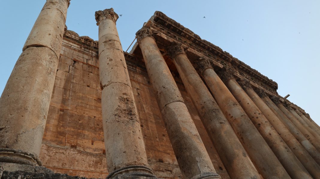 Israel bombardea el histórico Baalbek del Líbano después de ordenar la salida de toda la ciudad
