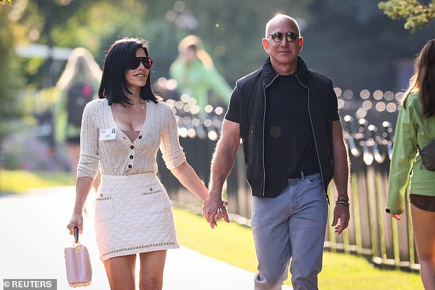 Arriba, Jeff Bezos y Lauren Sanchez, dan un paseo por el Sun Valley Resort en Idaho, el 10 de julio de 2024. Sánchez, la prometida de Bezos, confirmó el compromiso de su pareja de mantener su hora matutina de 