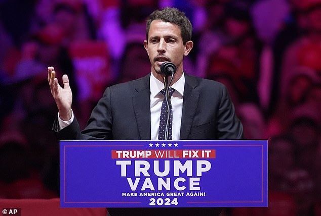 Personas como Jennifer López, Bad Bunny y Ricky Martin respondieron a la impactante broma del cómico Tony Hinchcliffe en el mitin MSG de Donald Trump respaldando a Kamala Harris.