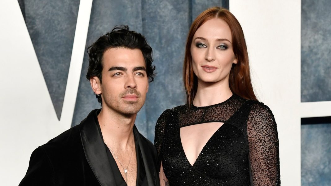 Joe Jonas fue visto besando a una mujer misteriosa en París, meses después del divorcio de Sophie Turner
