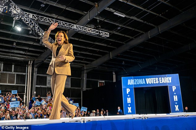 La candidata presidencial demócrata, la vicepresidenta Kamala Harris, llega durante un mitin de campaña en el Rawhide Event Center el 10 de octubre de 2024 en Chandler, Arizona.