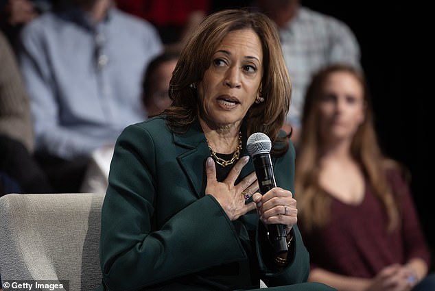 La candidata presidencial demócrata, la vicepresidenta de los Estados Unidos, Kamala Harris, responde preguntas durante un evento de campaña estilo ayuntamiento con la ex representante de los Estados Unidos, Liz Cheney.