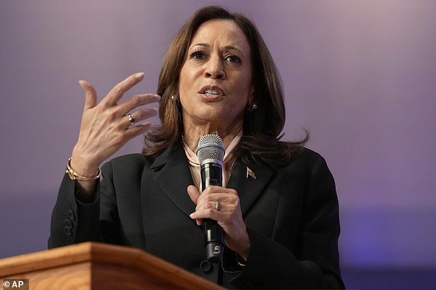 Una nueva encuesta muestra que Kamala Harris supera a Donald Trump entre las mujeres mayores de 50 años por más que cualquier candidato presidencial desde 2016