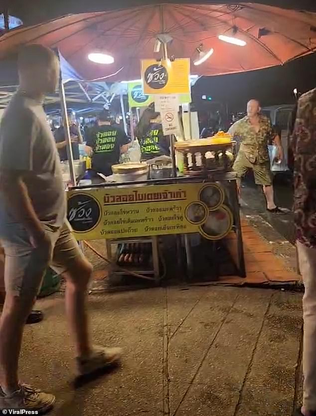 El británico estaba visitando los puestos de comida callejera de Chang Phuak con amigos en Chiang Mai, Tailandia, cuando supuestamente decidió encender un cigarrillo.