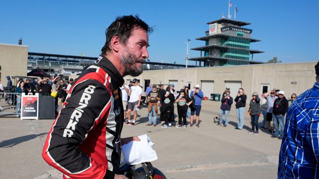 Keanu Reeves se sale de la pista y escapa de una lesión en su debut en el automovilismo profesional en el icónico Indianapolis Motor Speedway
