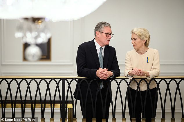 La presidenta de la Comisión Europea, Ursula von der Leyen, habla con Sir Keir Starmer en Nueva York