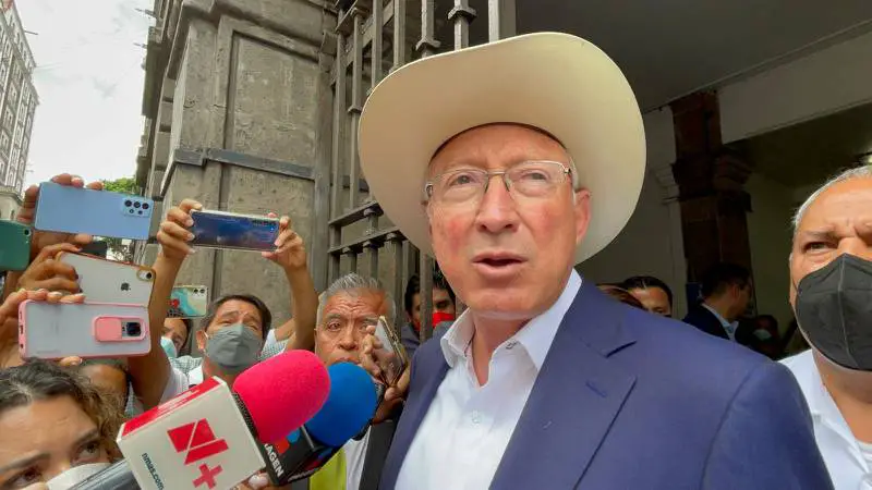 Ken Salazar dice que las relaciones entre Estados Unidos y México siguen siendo sólidas
