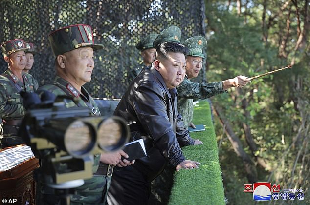 Kim Jong Un visita una unidad de fuerzas de operaciones especiales en un distrito occidental de Corea del Norte el miércoles 2 de octubre de 2024