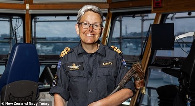 Desde el sábado, la capitana del barco, la comandante Yvonne Gray (en la foto), nacida en Gran Bretaña, se ha visto inundada de trolling sexista en línea.