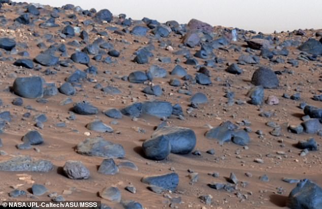 La mayoría de las rocas de color negro azulado que se ven en la superficie de Marte, como las del 'Monte Washburn', son basalto volcánico (arriba). Las rocas son similares a la roca volcánica que se encuentra debajo de los océanos de la Tierra.