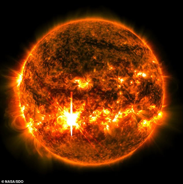 El Observatorio de Dinámica Solar de la NASA capturó esta imagen de la llamarada solar que estalló el 1 de octubre de 2024, vista como el destello brillante en la parte inferior izquierda.