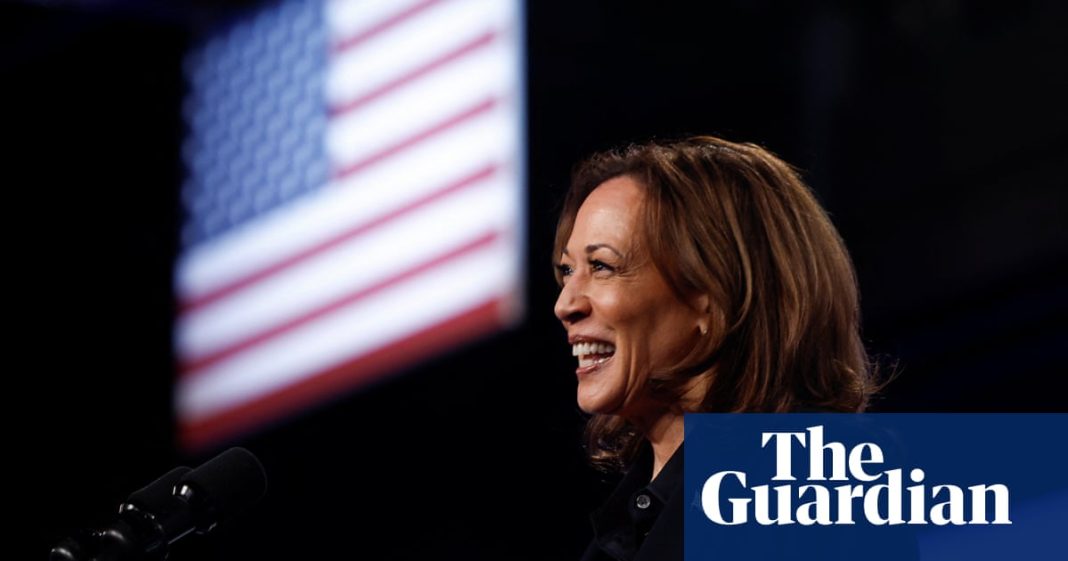 La buena vida: Kamala Harris abre una cerveza con Stephen Colbert
