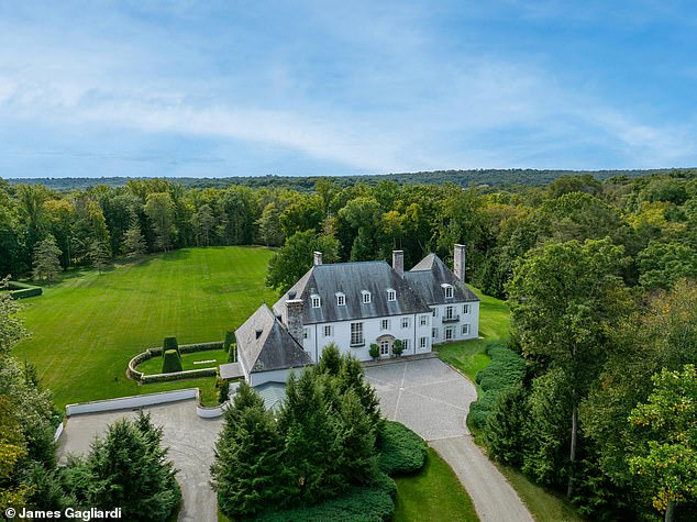 Durante los primeros días de la Guerra Fría en 1951, Huguette Clark compró la finca de 1937 como lugar de refugio para amigos y familiares en caso de un ataque ruso y luego la amplió a 25 acres.