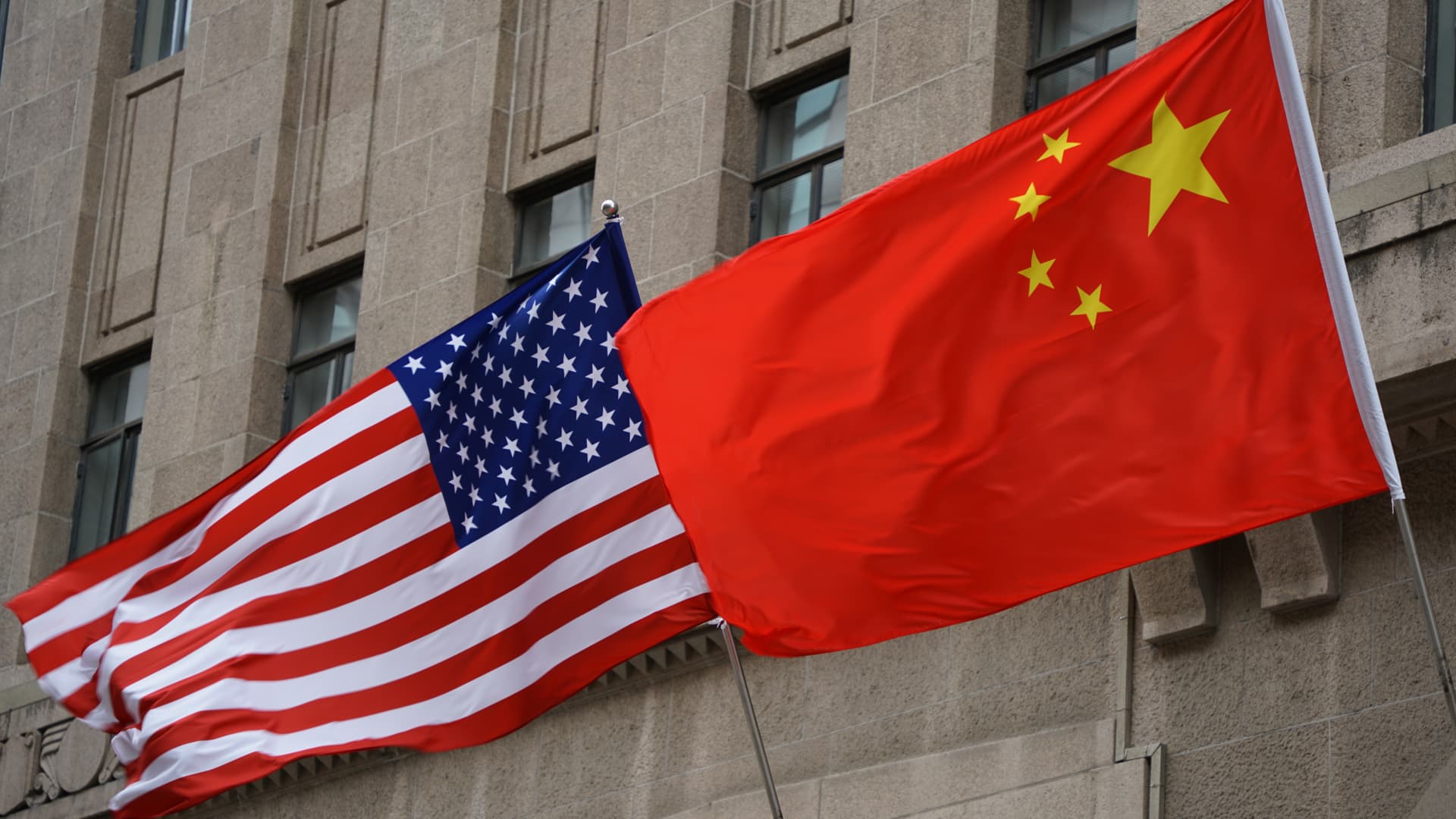 La escalada de aranceles comerciales entre Estados Unidos y China sería "costosa para todos", dice el subdirector del FMI
