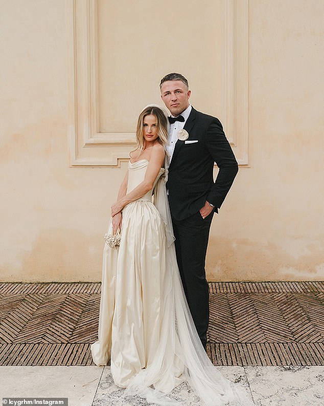 Sam Burgess se casó con Lucy Graham en Roma, Italia. La ex estrella de la NRL y su amada compartieron la noticia en Instagram el lunes por la noche junto con un carrusel de impresionantes imágenes capturadas en Villa Aurelia. Ambos en la foto