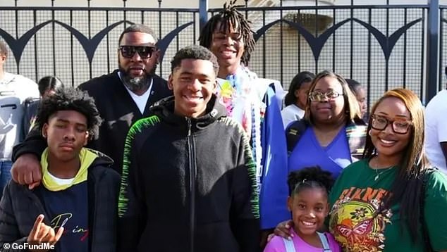 La estrella del baloncesto de California, Money Williams, se ha visto obligada a renunciar a su sueño de cuidar a sus hermanos menores después de que quedaron huérfanos. En la foto: Williams con sus difuntos padres y sus hermanos ahora huérfanos.