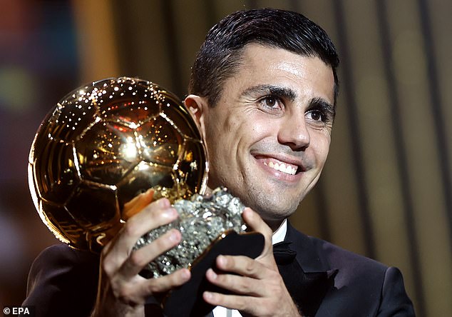 El centrocampista del Manchester City, Rodri, recibió el Balón de Oro el lunes por la noche por delante de Vinicius Jr.