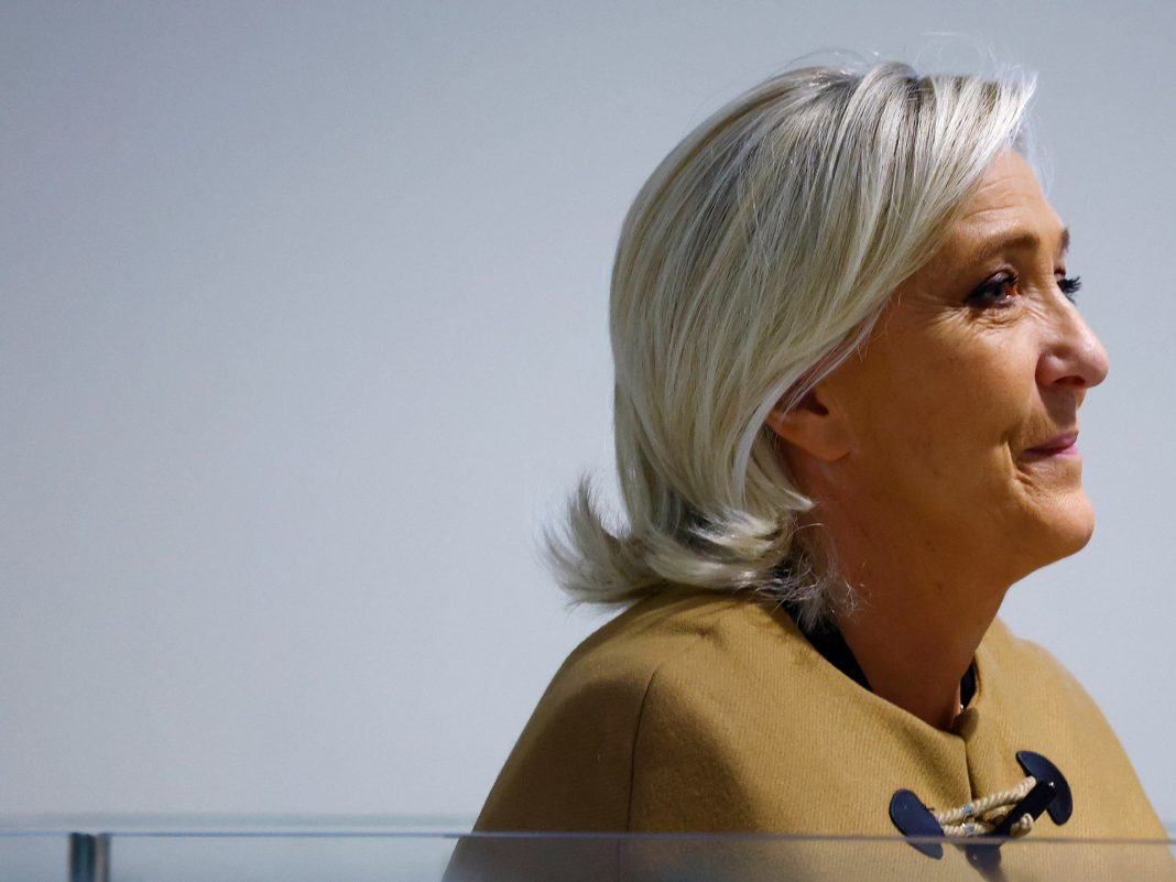 La francesa Marine Le Pen interrogada ante un tribunal en un juicio por malversación de fondos en la UE
