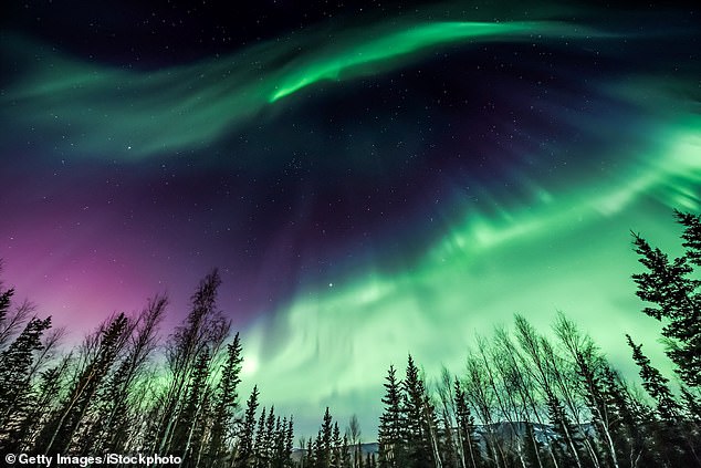 Impresionantes auroras serán visibles en varios estados de EE. UU. desde el viernes hasta el domingo, y los expertos predicen que las mejores vistas se verán el sábado.