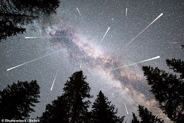 La elusiva lluvia de meteoritos Dracónidas atravesará el cielo esta noche y puede permanecer visible hasta las primeras horas de la mañana del martes.