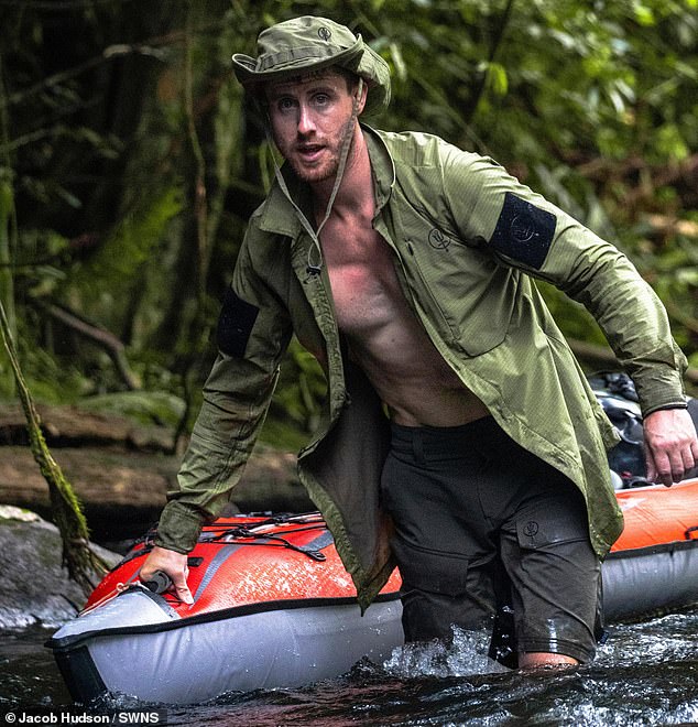 Ash Dykes, de 33 años, luchó contra enfermedades y alucinaciones para terminar su épico viaje de 37 días llegando a la desembocadura del río Coppename en Surinam, Sudamérica.