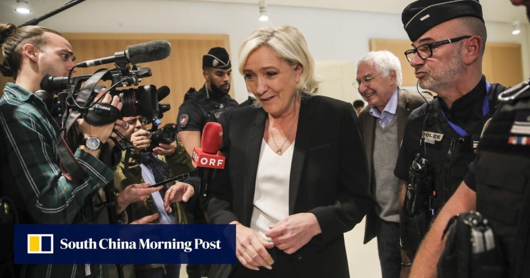 La líder de extrema derecha francesa Le Pen interrogada por sus asistentes en el juicio por malversación de fondos de la UE
