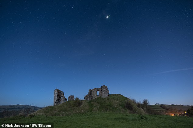 Los observadores de estrellas estarán de enhorabuena esta noche cuando la espectacular lluvia de meteoritos de las Oriónidas alcance su máxima actividad a partir de la medianoche. En la imagen: la lluvia de meteoritos de las Oriónidas sobre el castillo de Clun, Shropshire