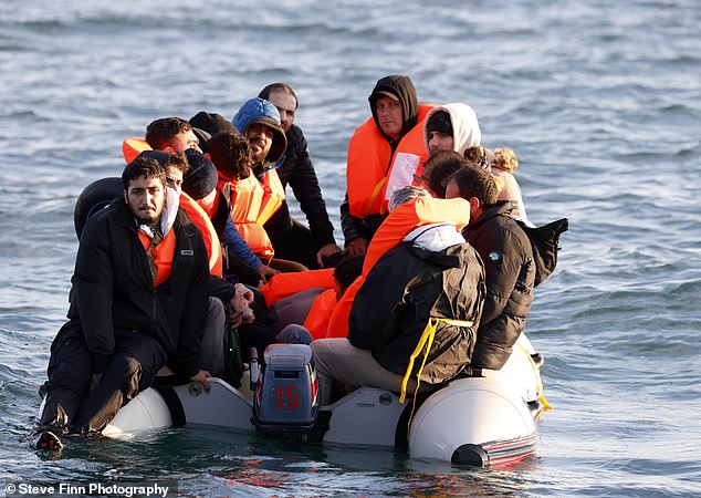 Decenas de inmigrantes cruzaron esta mañana el Canal de la Mancha escoltados por la Armada francesa, que incluso pidió a agentes de las Fuerzas Fronterizas que los recogieran.