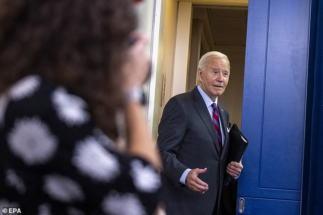 El presidente de Estados Unidos, Joe Biden, bromea con los medios de comunicación mientras sale de la rueda de prensa diaria en la sala de prensa de la Casa Blanca.