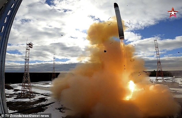 La creciente participación de Occidente en Ucrania está creando el riesgo de una confrontación directa entre potencias nucleares, advirtió severamente el ministro de Defensa de Rusia (Imagen de archivo)