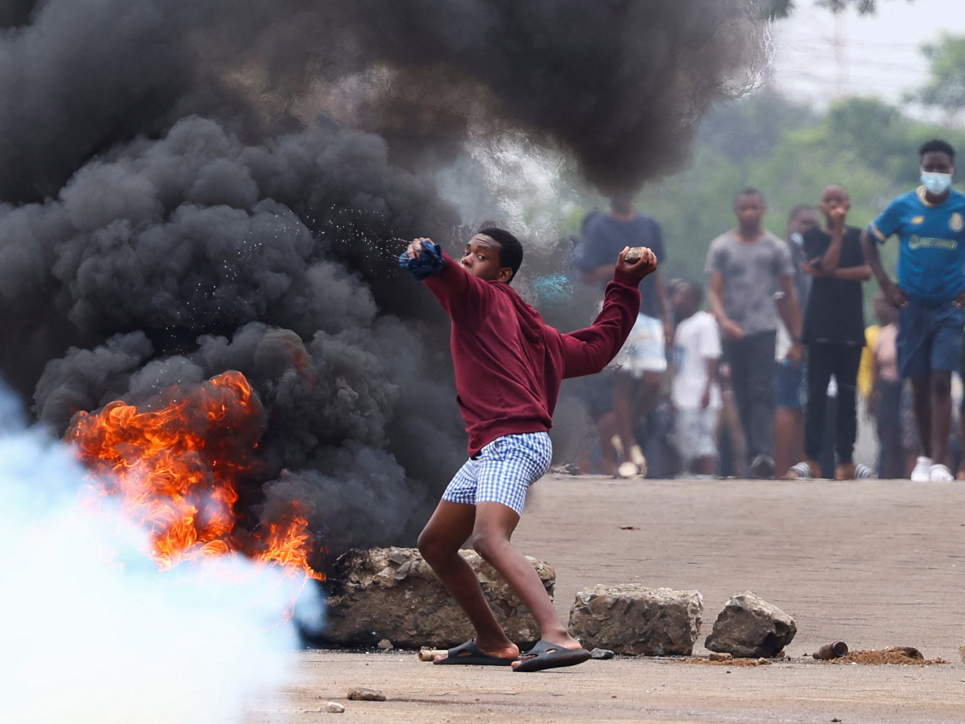 La policía de Mozambique dispersa una protesta de la oposición tras unas elecciones controvertidas
