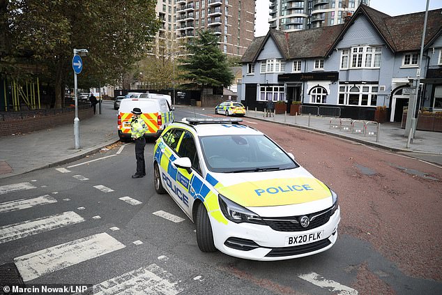 Los agentes se apresuraron a llegar a Linton Road (en la foto), Barking, alrededor de las 4.35 a. m. de esta mañana tras recibir informes de un tiroteo.