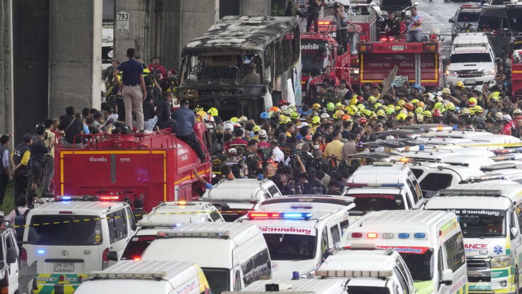 La policía tailandesa arresta al conductor del incendio de un autobús escolar que mató a 23 personas
