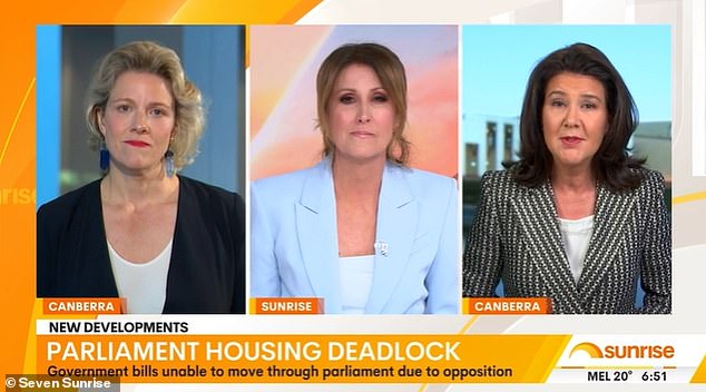 Nat Barr ha sido criticada por algunos espectadores de Sunrise después de que ella dijera que estaba preocupada porque sus hijos adultos compraran una casa en medio de la crisis inmobiliaria de Australia, mientras hablaba con los invitados la Ministra de Vivienda Clare O'Neil (izquierda) y la portavoz de finanzas de la oposición, la senadora Jane Hume (derecha). )