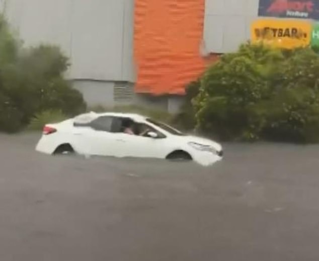 Las imágenes compartidas en las redes sociales mostraron autos sumergidos en agua profunda y rápida afuera de un centro comercial en Frankston, en el sureste de Melbourne.