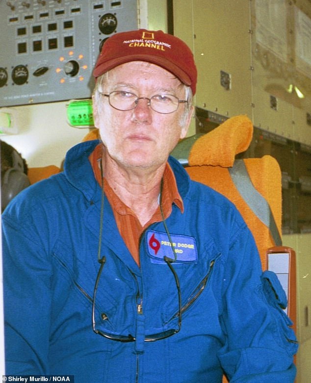 Arriba, una fotografía de Peter Dodge tomada por Shirley Murillo para la Administración Nacional Oceánica y Atmosférica de EE. UU. (NOAA) durante un vuelo de investigación de huracanes en 2005.