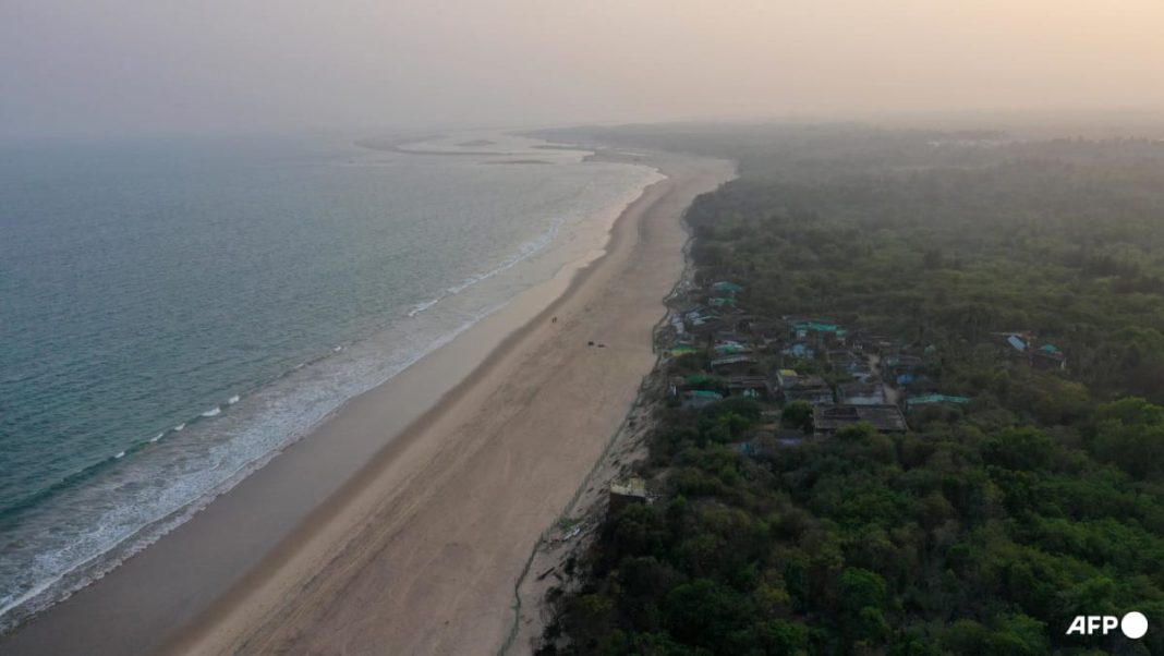 Las escuelas cierran y se pide a los turistas que se vayan mientras el este de la India se prepara para un ciclón
