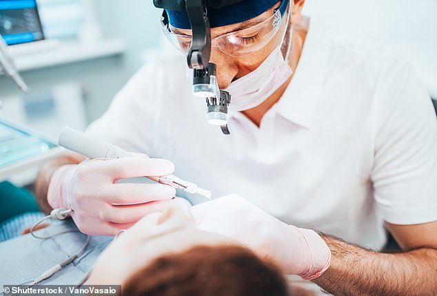 Las familias esperan hasta cuatro años para ver a un dentista en algunas partes de Gran Bretaña, ya que una figura importante dijo que la profesión está 