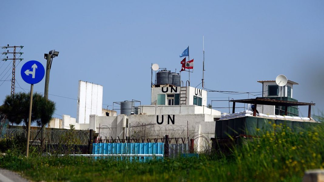 Las fuerzas de paz de la ONU en el Líbano se niegan a moverse a pesar de las advertencias israelíes
