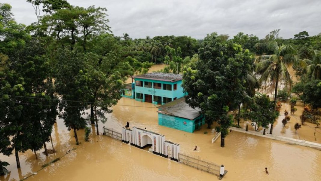 Las inundaciones en Bangladesh dejan cinco muertos y miles de personas varadas
