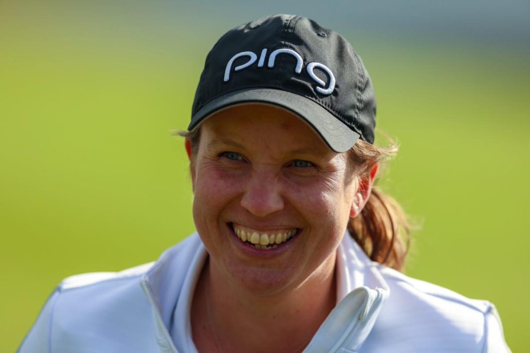 Las mamás no ganan mucho en el golf profesional, pero Liz Young, de 42 años, lo ha hecho dos veces.
