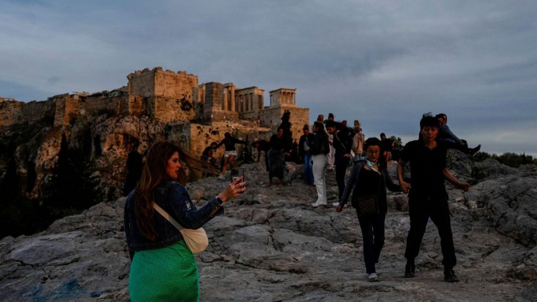 Las protestas contra el exceso de turismo llegan a Grecia mientras los trabajadores exigen mejores salarios
