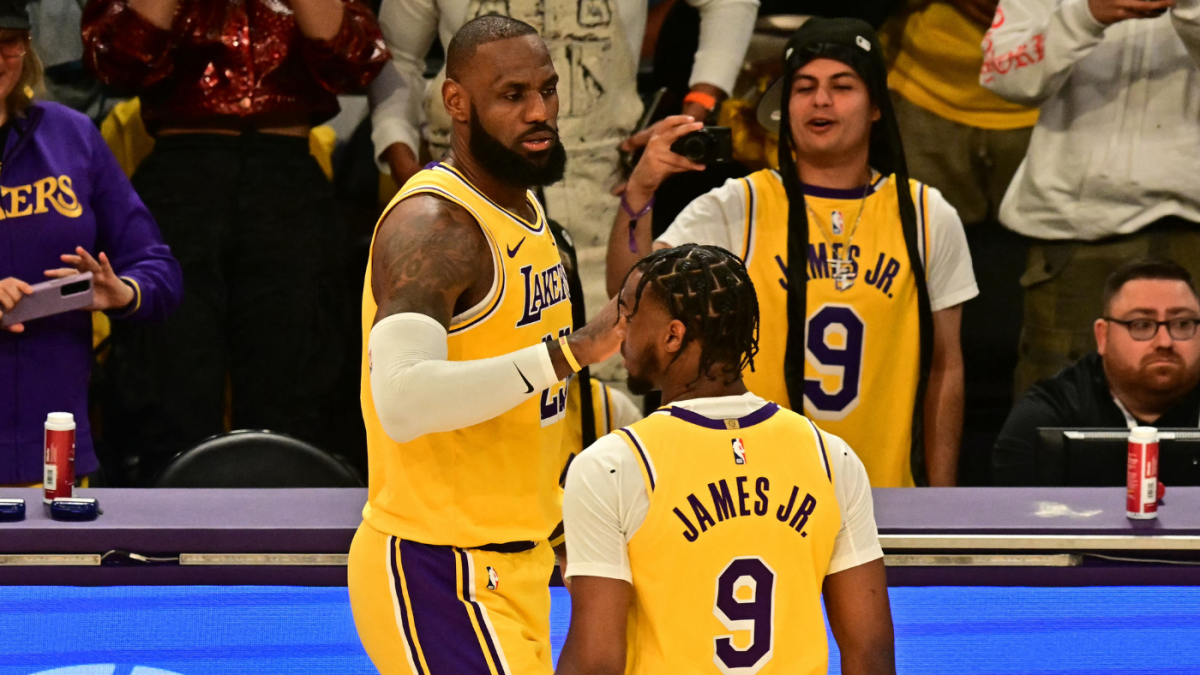 LeBron y Bronny James de los Lakers hacen historia como el primer dúo de padre e hijo en jugar juntos en un partido de la NBA
