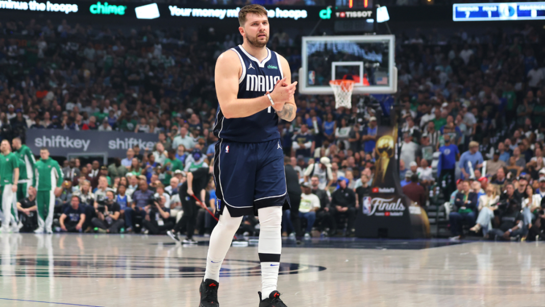 Lesión de Luka Doncic: la estrella de los Mavericks se perderá una semana del campo de entrenamiento y el primer partido de pretemporada por una contusión en la pantorrilla
