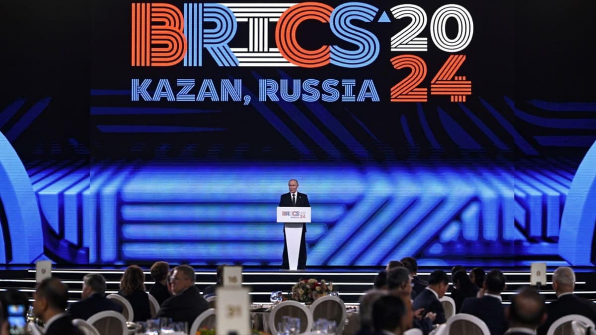 Líderes de BRICS promocionan proyectos financieros y comerciales conjuntos en cumbre rusa
