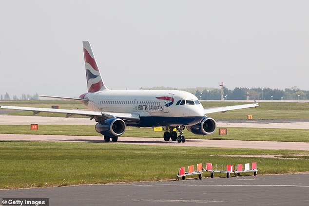 En la imagen: un avión de pasajeros Airbus A319-131 de British Airways (G-EUPJ) rodando en la pista del Aeropuerto Internacional de Manchester