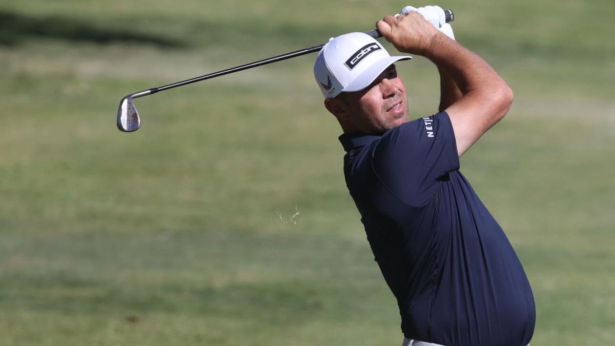 Los 65 de Gary Woodland lo ponen en la contienda en el Shriners Children's Open
